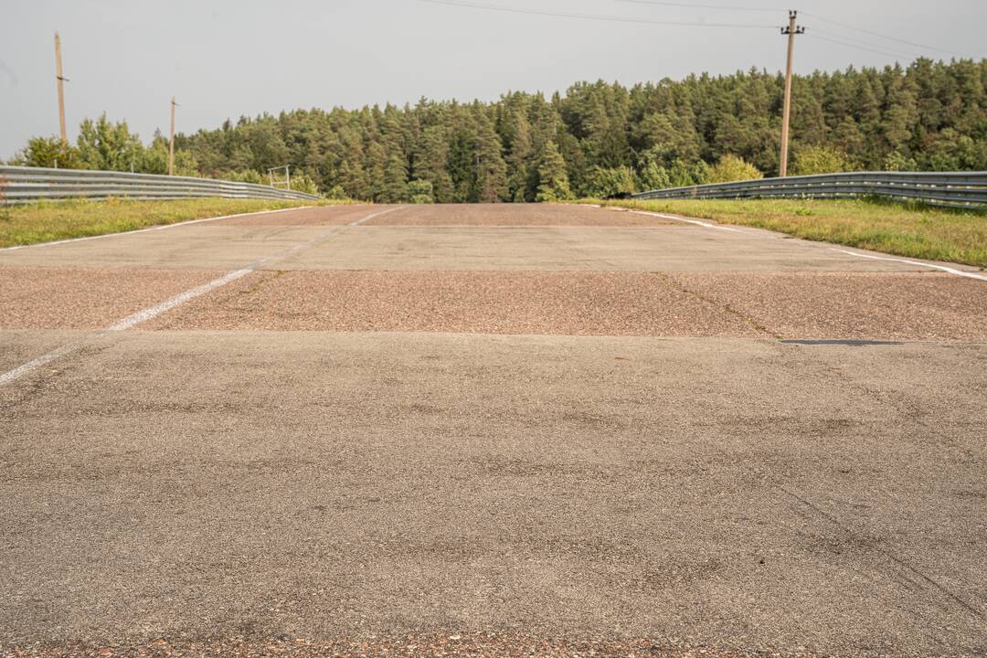 Pavojinga: nepaisant daugiau kaip prieš metus pasirašyto „Nemuno žiedo“ atnaujinimo memorandumo, pokyčių nematyti – trasos danga lieka apgailėtinos būklės.