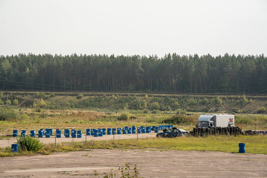 Pavojinga: nepaisant daugiau kaip prieš metus pasirašyto „Nemuno žiedo“ atnaujinimo memorandumo, pokyčių nematyti – trasos danga lieka apgailėtinos būklės.