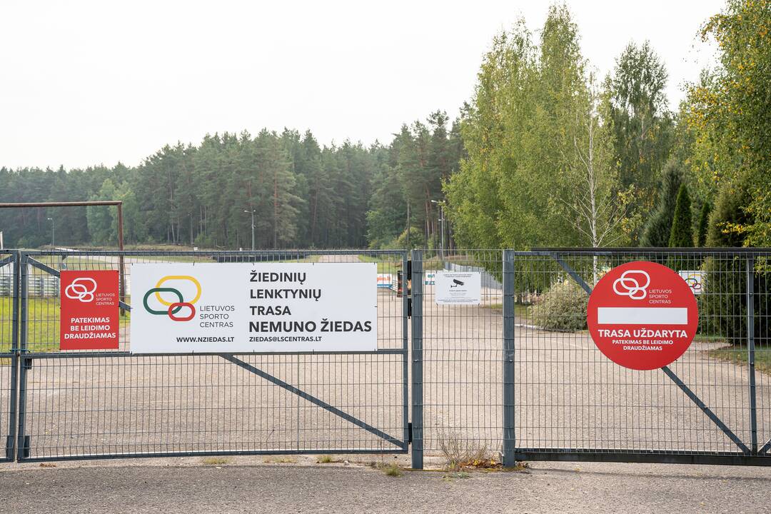 Pavojinga: nepaisant daugiau kaip prieš metus pasirašyto „Nemuno žiedo“ atnaujinimo memorandumo, pokyčių nematyti – trasos danga lieka apgailėtinos būklės.