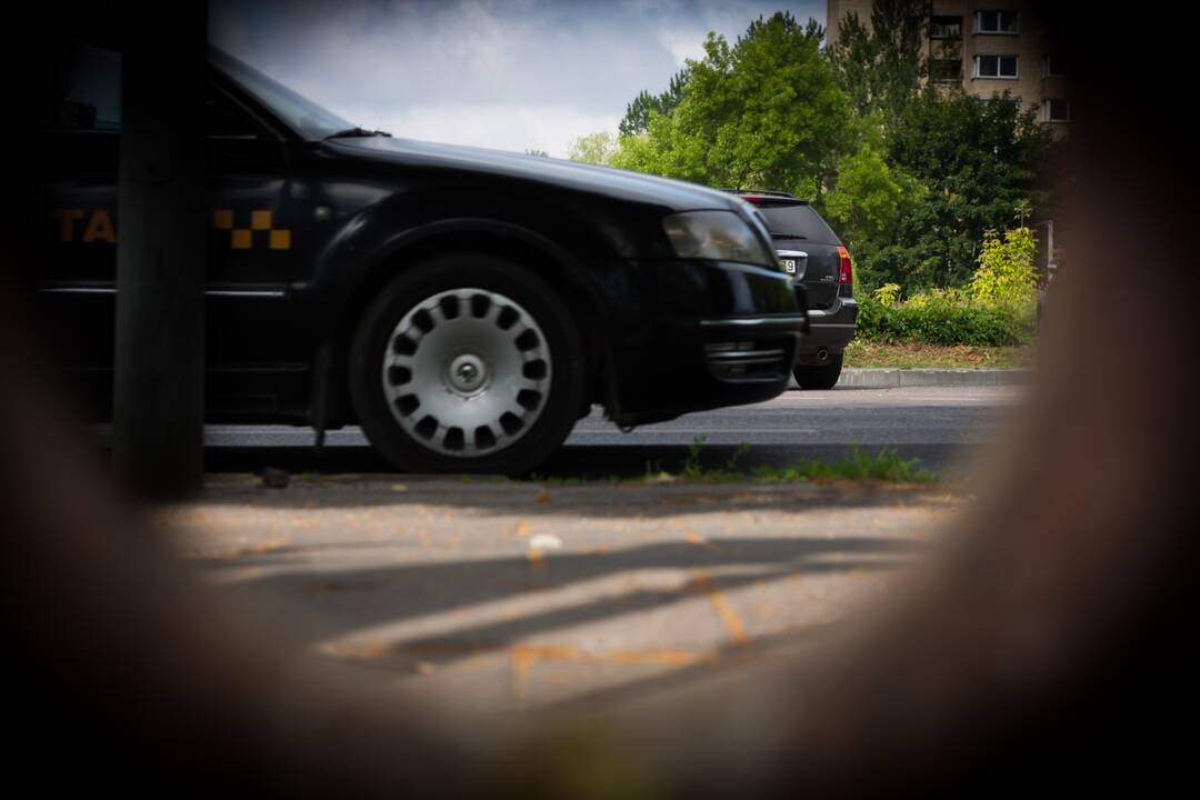 Šiauliuose bus teisiama vogtus automobilius pirkusi ir dalimis pardavinėjusi grupuotė