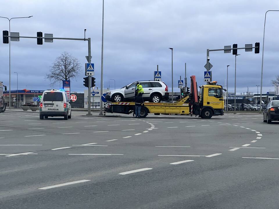 Avarija: eismo įvykyje susidūrė trys automobiliai, du žmonės išvežti į ligoninę.