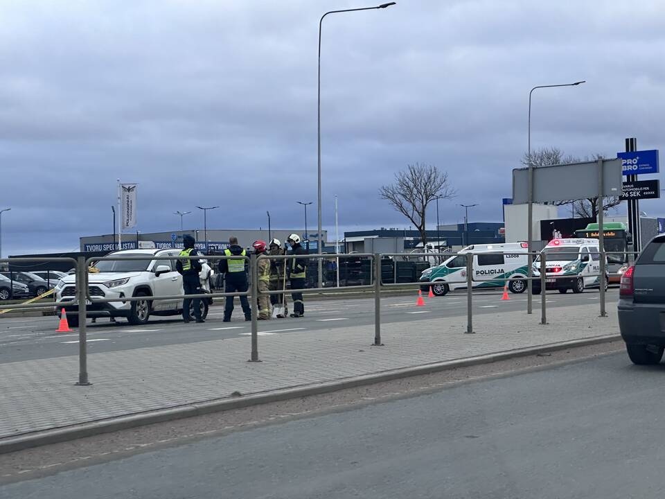 Avarija: eismo įvykyje susidūrė trys automobiliai, du žmonės išvežti į ligoninę.