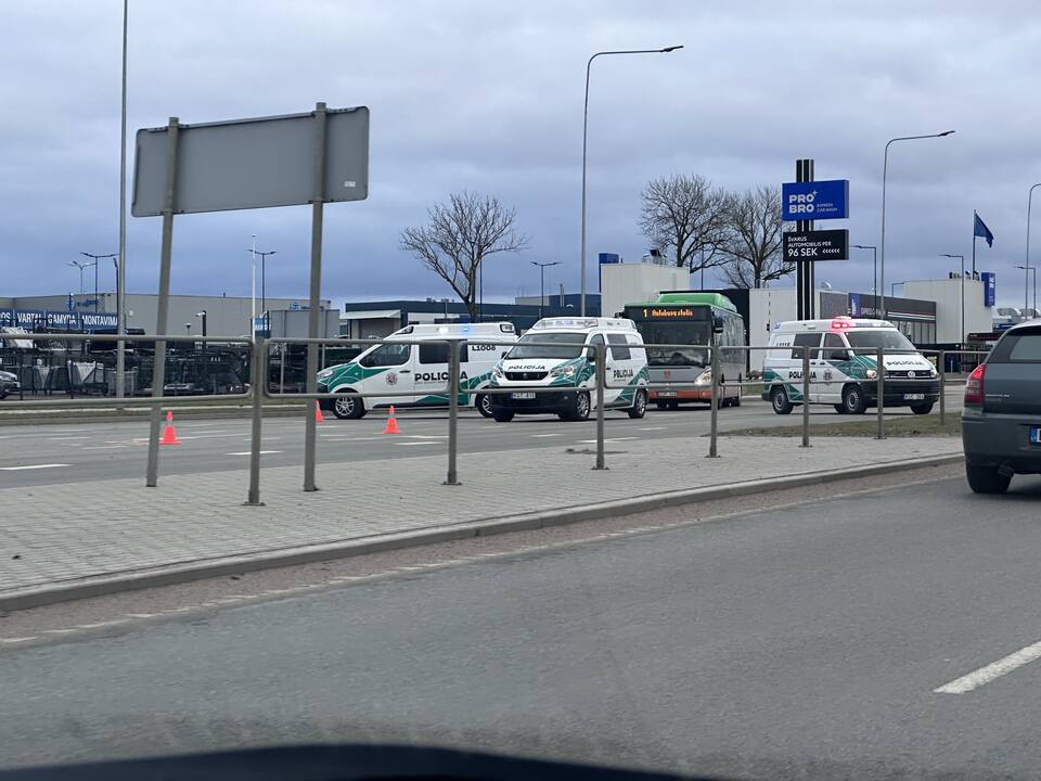 Avarija: eismo įvykyje susidūrė trys automobiliai, du žmonės išvežti į ligoninę.