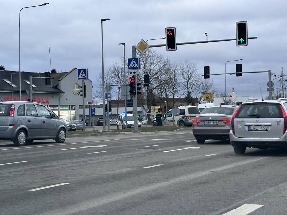 Avarija: eismo įvykyje susidūrė trys automobiliai, du žmonės išvežti į ligoninę.