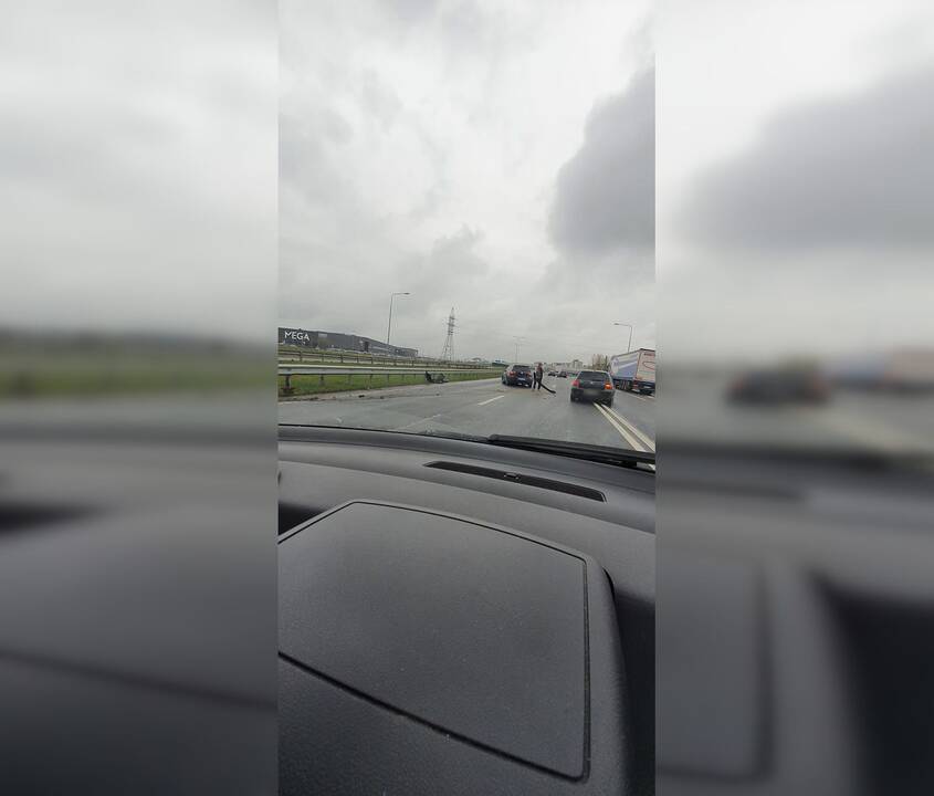 Netoli „Megos“ į kelio atitvarus rėžėsi lengvasis automobilis