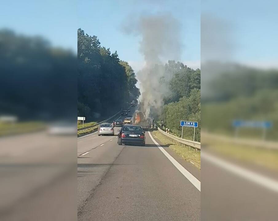 Kelyje nuo Jonavos rajono link Ukmergės užsiliepsnojo autobusas