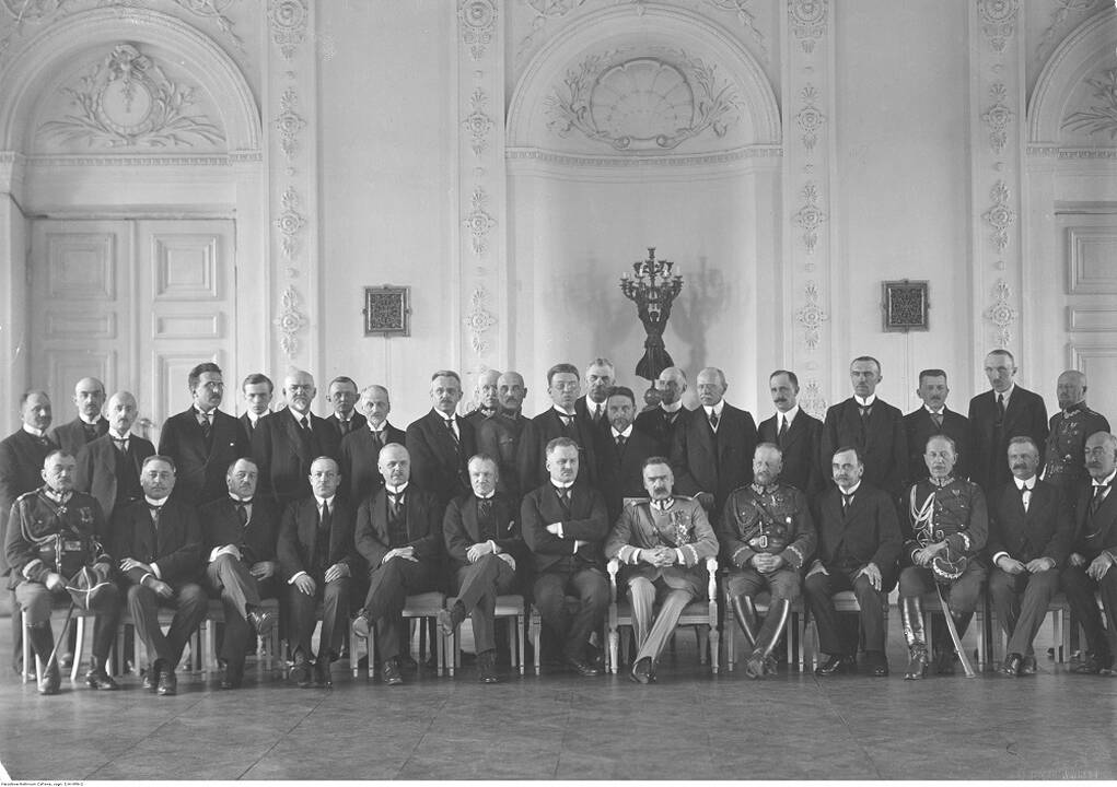 Proga: 1922 m. balandžio 18 d. Vilniaus prijungimo prie Lenkijos iškilmės dabartinės Lietuvos prezidentūros salėje.
