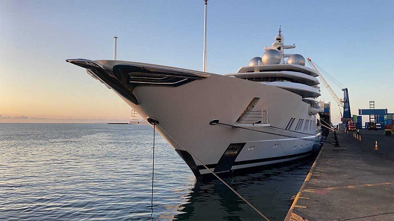 ES pasiūlė naujas taisykles, kurios neleistų Rusijos oligarchams išvengti sankcijų