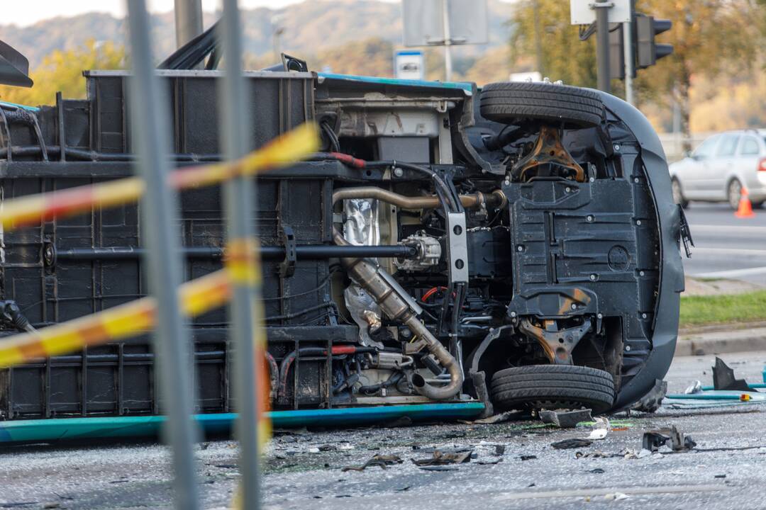 Mikroautobuso ir krovininio automobilio avarija Kaune