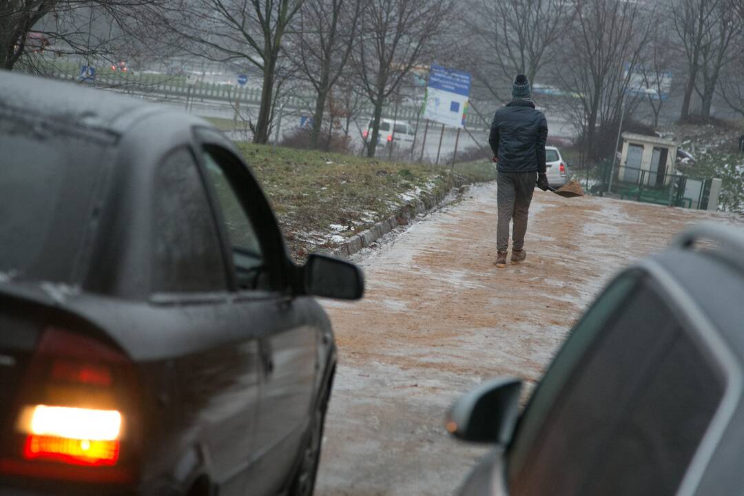 Kelininkai įspėja: dėl orų pokyčių eismo sąlygos gali būti sudėtingos