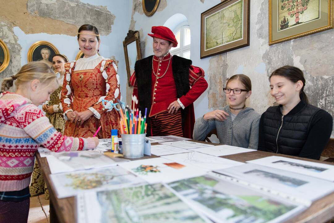 Vaizdas: Liubavas – vienas seniausių ir romantiškiausių Lietuvos dvarų, įsikūręs vaizdingoje vietovėje prie Gerėjos upės, dabar vadinamos Žalesa. (vaizdas iš viršaus)