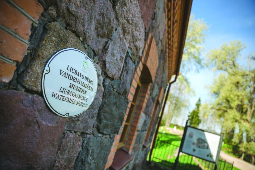 Vaizdas: Liubavas – vienas seniausių ir romantiškiausių Lietuvos dvarų, įsikūręs vaizdingoje vietovėje prie Gerėjos upės, dabar vadinamos Žalesa. (vaizdas iš viršaus)