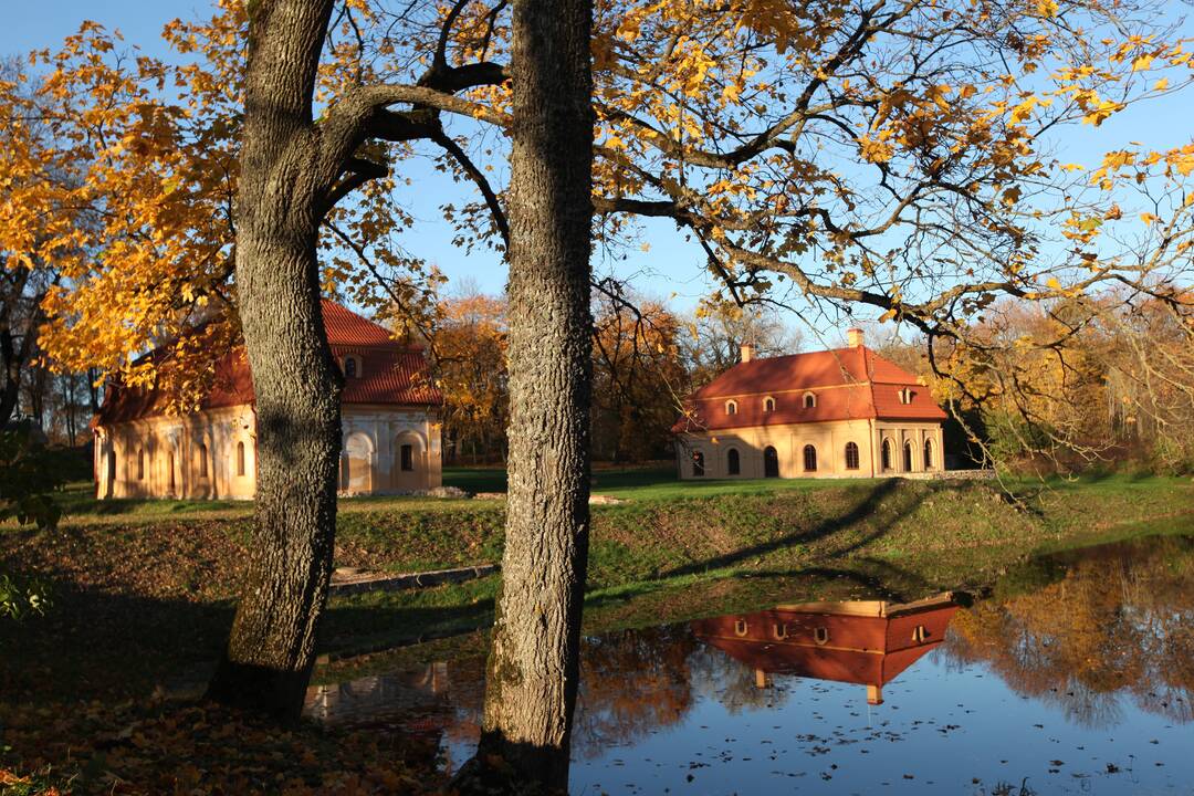 Vaizdas: Liubavas – vienas seniausių ir romantiškiausių Lietuvos dvarų, įsikūręs vaizdingoje vietovėje prie Gerėjos upės, dabar vadinamos Žalesa. (vaizdas iš viršaus)