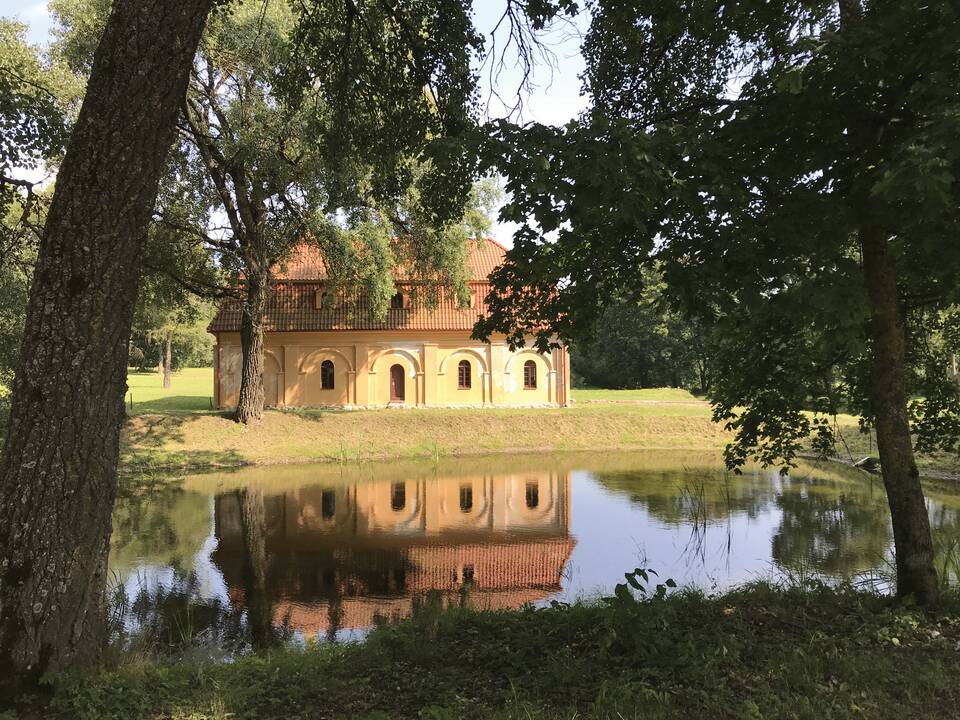 Vaizdas: Liubavas – vienas seniausių ir romantiškiausių Lietuvos dvarų, įsikūręs vaizdingoje vietovėje prie Gerėjos upės, dabar vadinamos Žalesa. (vaizdas iš viršaus)