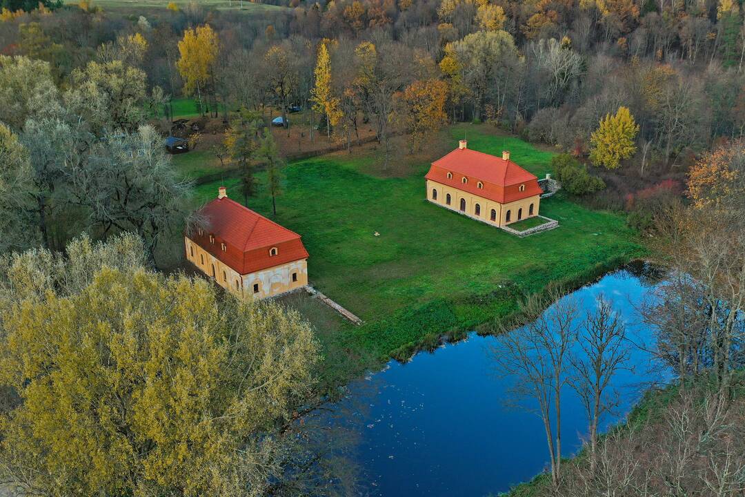 Vaizdas: Liubavas – vienas seniausių ir romantiškiausių Lietuvos dvarų, įsikūręs vaizdingoje vietovėje prie Gerėjos upės, dabar vadinamos Žalesa. (vaizdas iš viršaus)