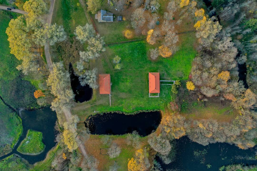 Vaizdas: Liubavas – vienas seniausių ir romantiškiausių Lietuvos dvarų, įsikūręs vaizdingoje vietovėje prie Gerėjos upės, dabar vadinamos Žalesa. (vaizdas iš viršaus)