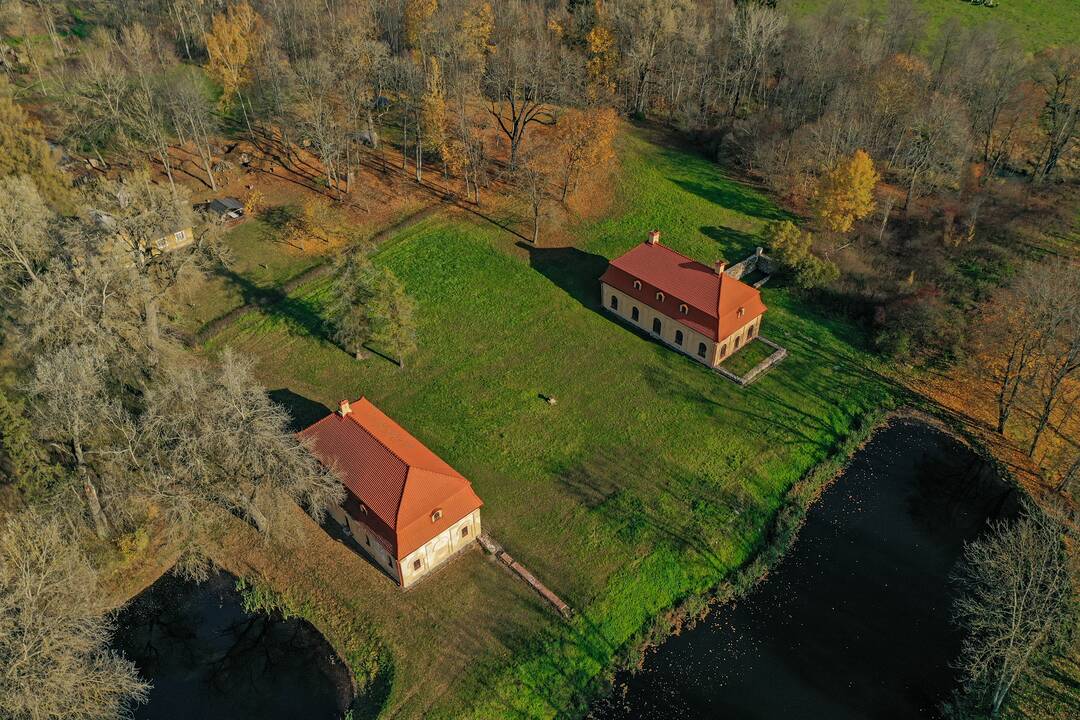 Vaizdas: Liubavas – vienas seniausių ir romantiškiausių Lietuvos dvarų, įsikūręs vaizdingoje vietovėje prie Gerėjos upės, dabar vadinamos Žalesa. (vaizdas iš viršaus)