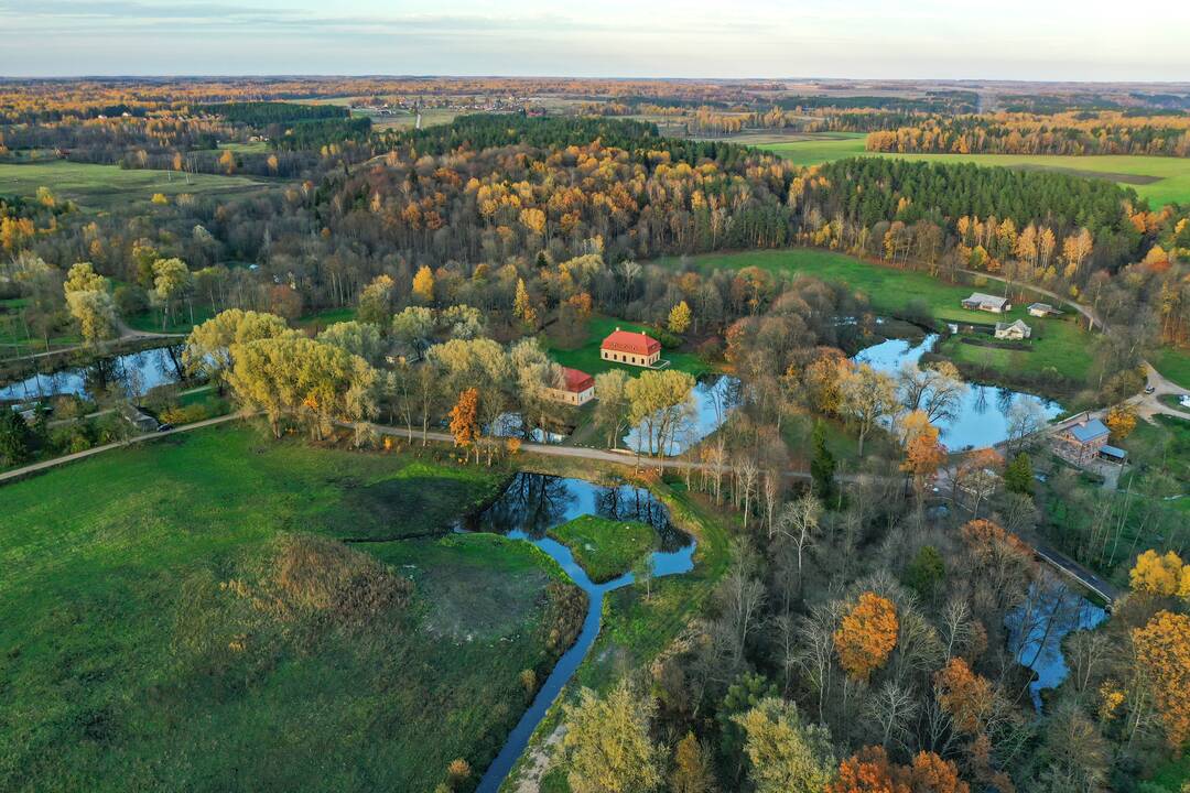 Vaizdas: Liubavas – vienas seniausių ir romantiškiausių Lietuvos dvarų, įsikūręs vaizdingoje vietovėje prie Gerėjos upės, dabar vadinamos Žalesa. (vaizdas iš viršaus)
