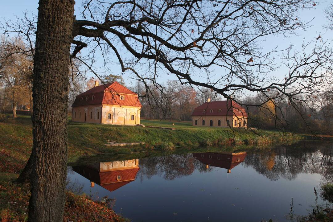 Vaizdas: Liubavas – vienas seniausių ir romantiškiausių Lietuvos dvarų, įsikūręs vaizdingoje vietovėje prie Gerėjos upės, dabar vadinamos Žalesa. (vaizdas iš viršaus)