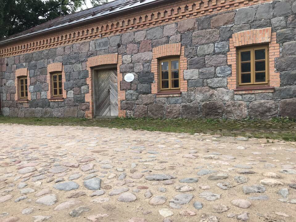 Vaizdas: Liubavas – vienas seniausių ir romantiškiausių Lietuvos dvarų, įsikūręs vaizdingoje vietovėje prie Gerėjos upės, dabar vadinamos Žalesa. (vaizdas iš viršaus)