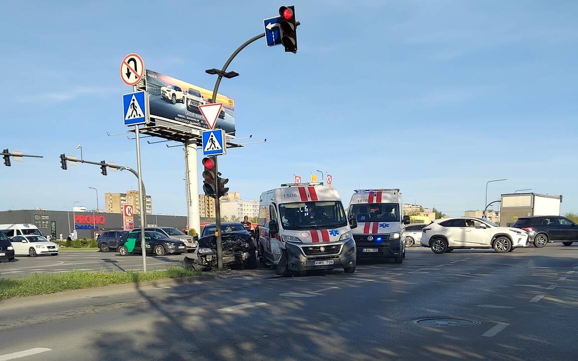 Į avariją Muravos sankryžoje pateko ligonį vežęs medikų ekipažas