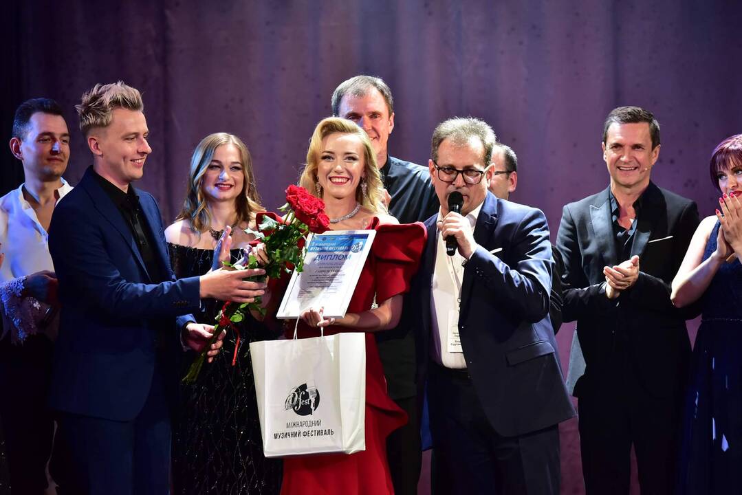 Svarbiausia: meilė įkvepia Violetą vėl tikėti, vėl kovoti už gyvenimą, todėl jos personažą scenoje įkūnijanti G.Bukinė visų pirma linki meilės.