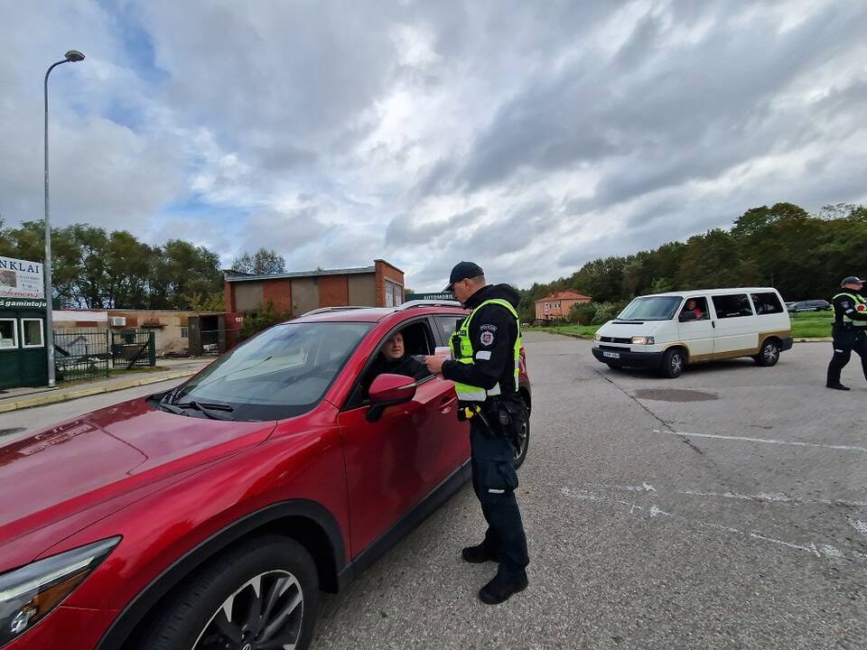 Informacija: ne vienam vairuotojui pareigūnai ne tik dovanojo švilpukus, bet ir paaiškino, kaip jie veikia.