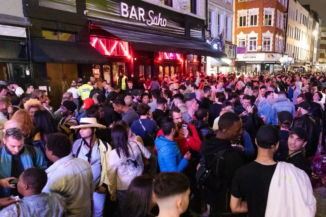 Didžiojoje Britanijoje po suvaržymų vėl atsidarė barai