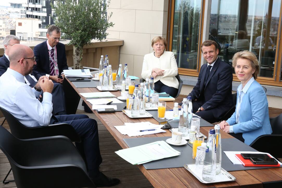 E. Macronas ir A. Merkel viliasi: susitarimas dėl ES ekonomikos fondo bus pasiektas?