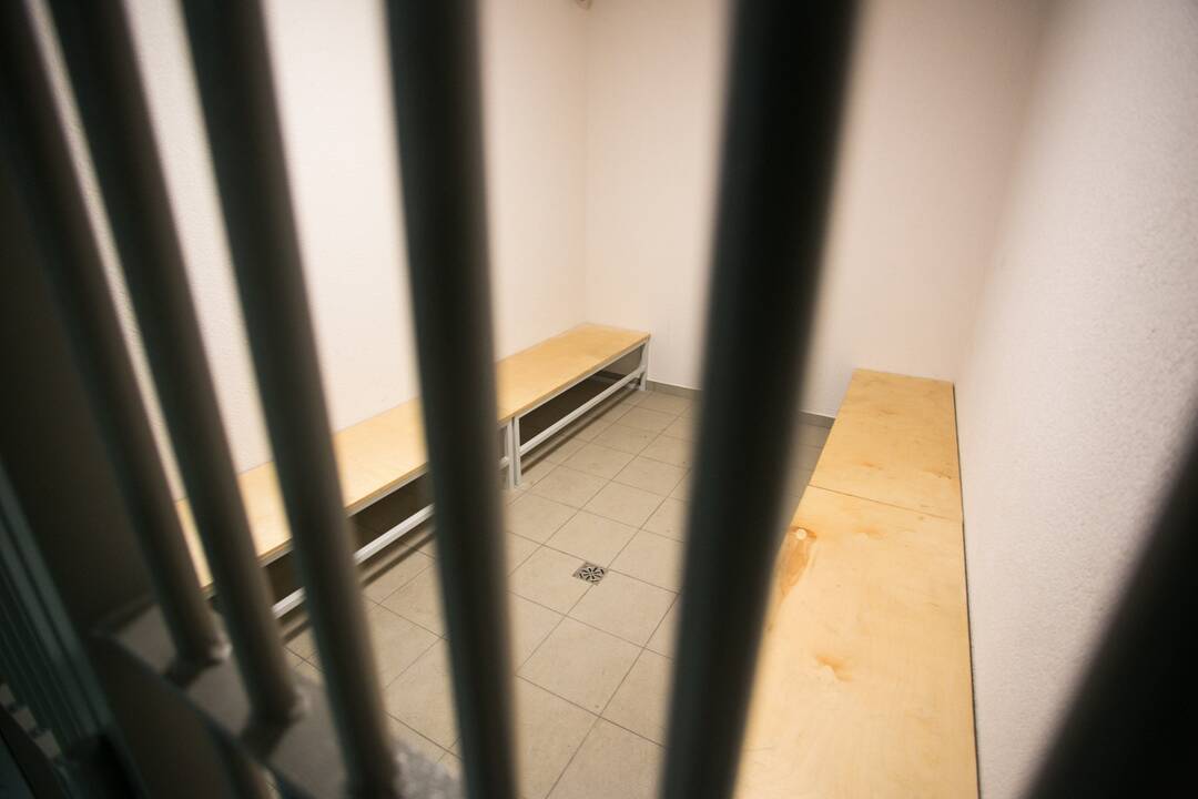 Visagine – vyro šou: nesumokėjęs už alkoholį išdaužė parduotuvės duris