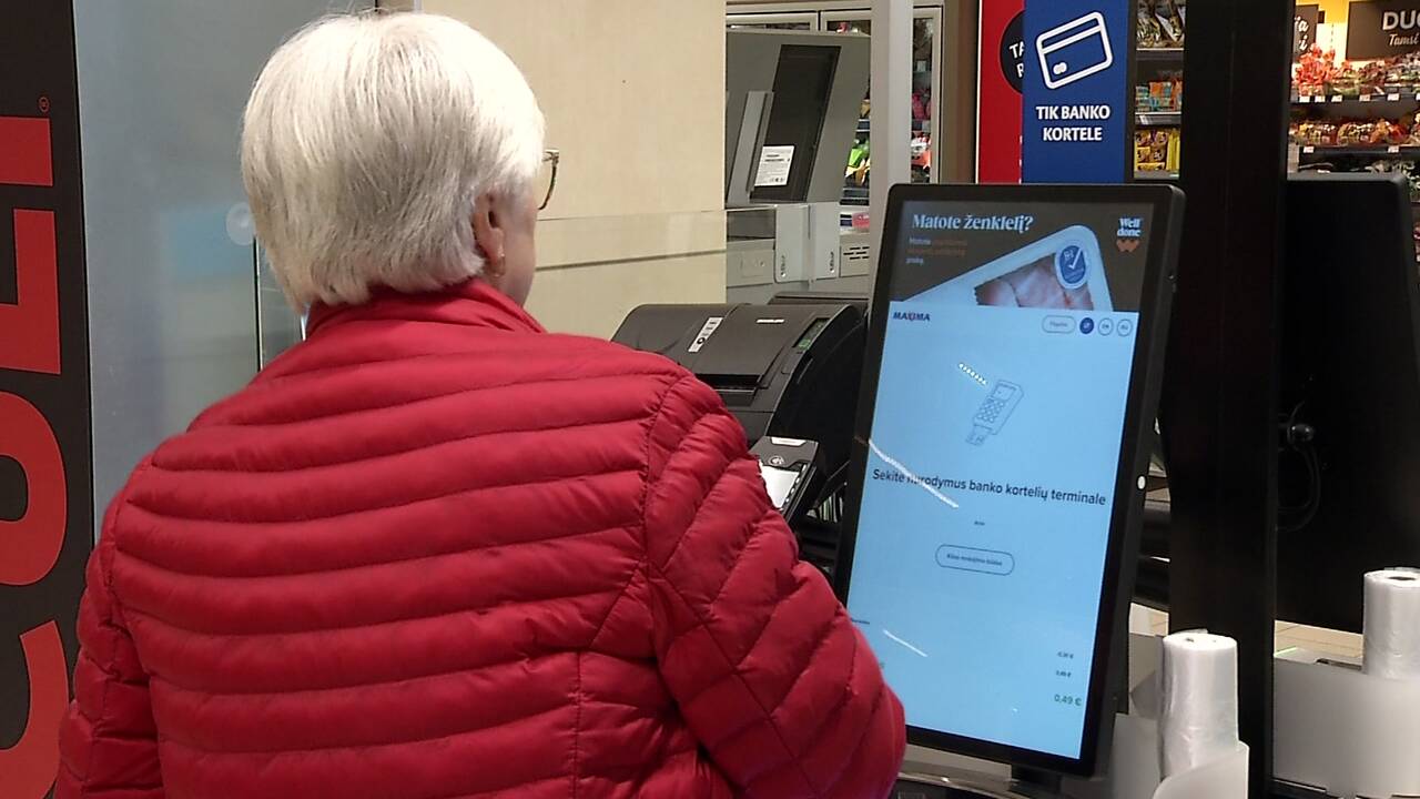 Prakalbo apie senjorų vargus savitarnos kasose: bėdos ne tik dėl to, kad nemoka naudotis