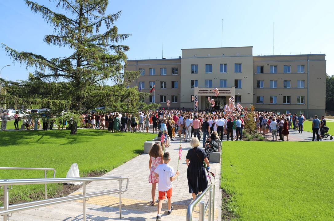 Permaina: Raudondvario pradinukai persikėlė į rekonstruotą ir mokyklai pritaikytą buvusio Žemės ūkio inžinerijos instituto pastatą