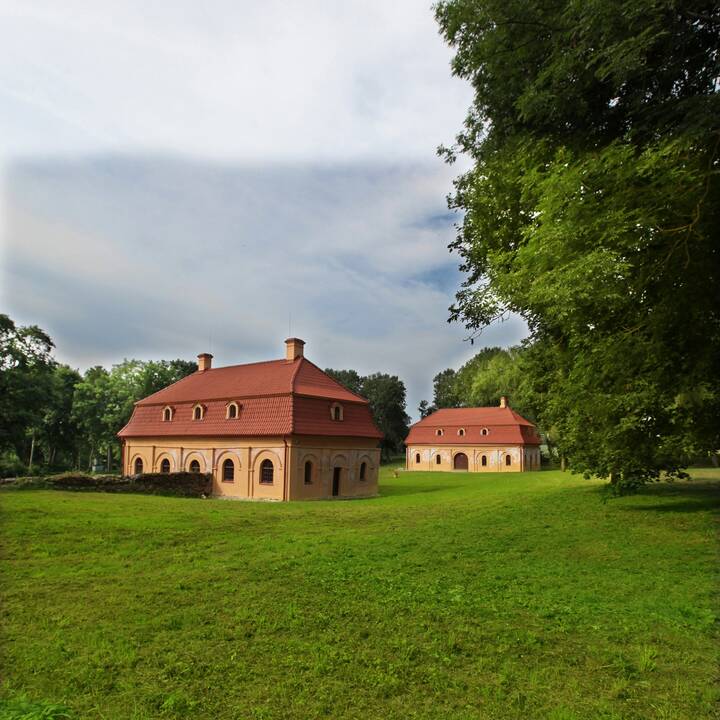 Vaizdas: Liubavas – vienas seniausių ir romantiškiausių Lietuvos dvarų, įsikūręs vaizdingoje vietovėje prie Gerėjos upės, dabar vadinamos Žalesa. (vaizdas iš viršaus)