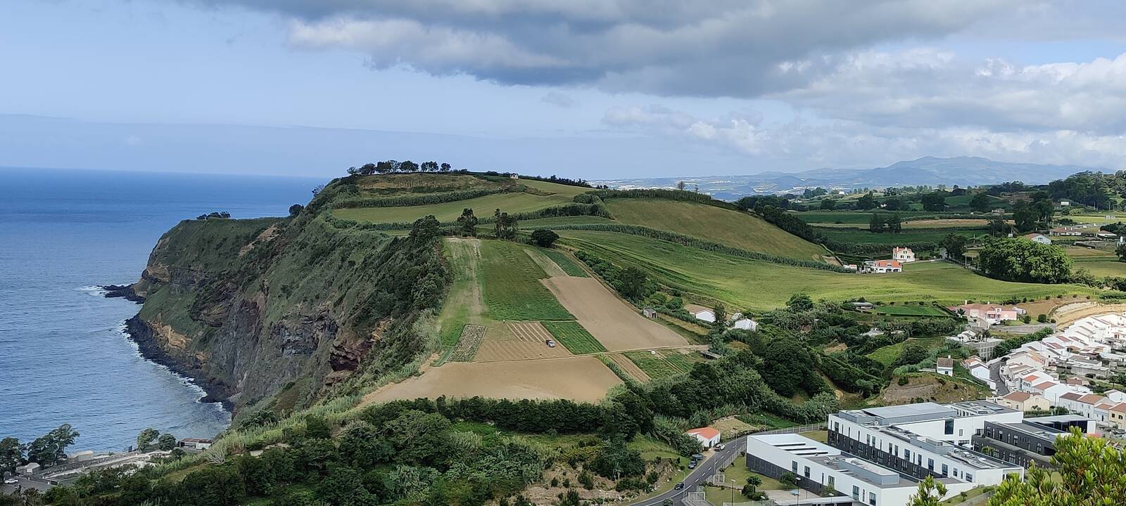 Spalvotai: vienas daugiausia fotografuojamų pasaulio vaizdų atsiveria nuo Boca do Inferno apžvalgos aikštelės.