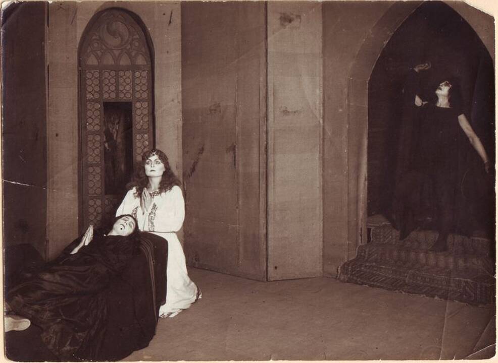 Scena i6 G. Verdi operos „Traviata“, 1920 m. Valstybės teatras Kaune. Centre stovi A. Galaunienė (Violeta), sėdi – K. Petrauskas (Alfredas)