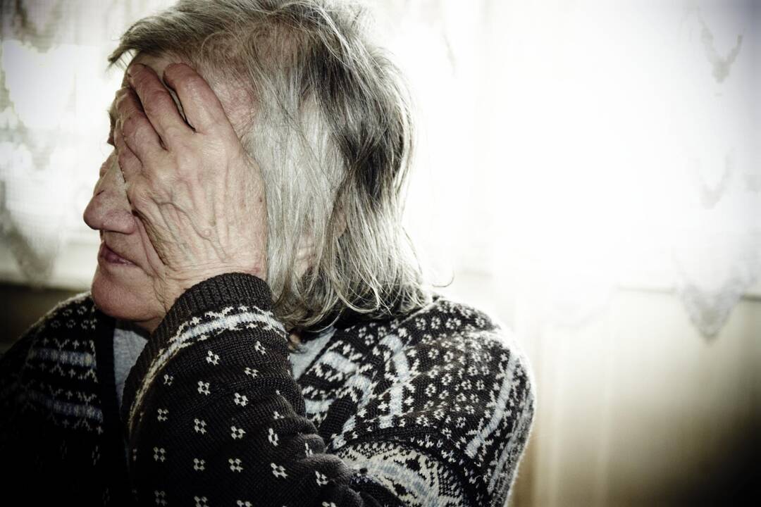 „Jūsų anūkė pateko į avariją“: tai išgirdusi močiutė sukčiui atidavė tūkstančius eurų