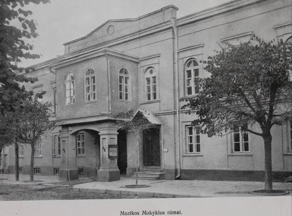 Pradžia: Kauno konservatorijos steigimo iškilmės 1933 m. ir lemtingasis K.Bizausko įsakymas Nr. 551, kuriuo 1920 m. spalio 1 d. mokykla perimama valstybės žinion.