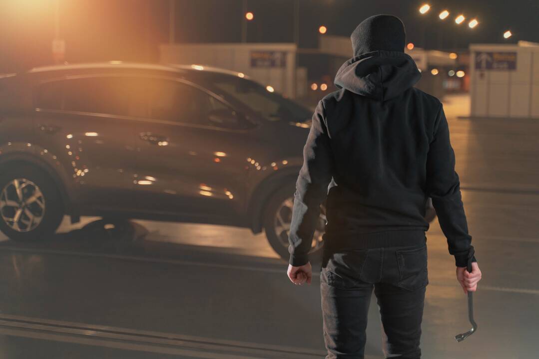 Vilniuje pavogti gatvėje stovėjusio BMW ratai, sėdynės, vairas ir saugos diržai
