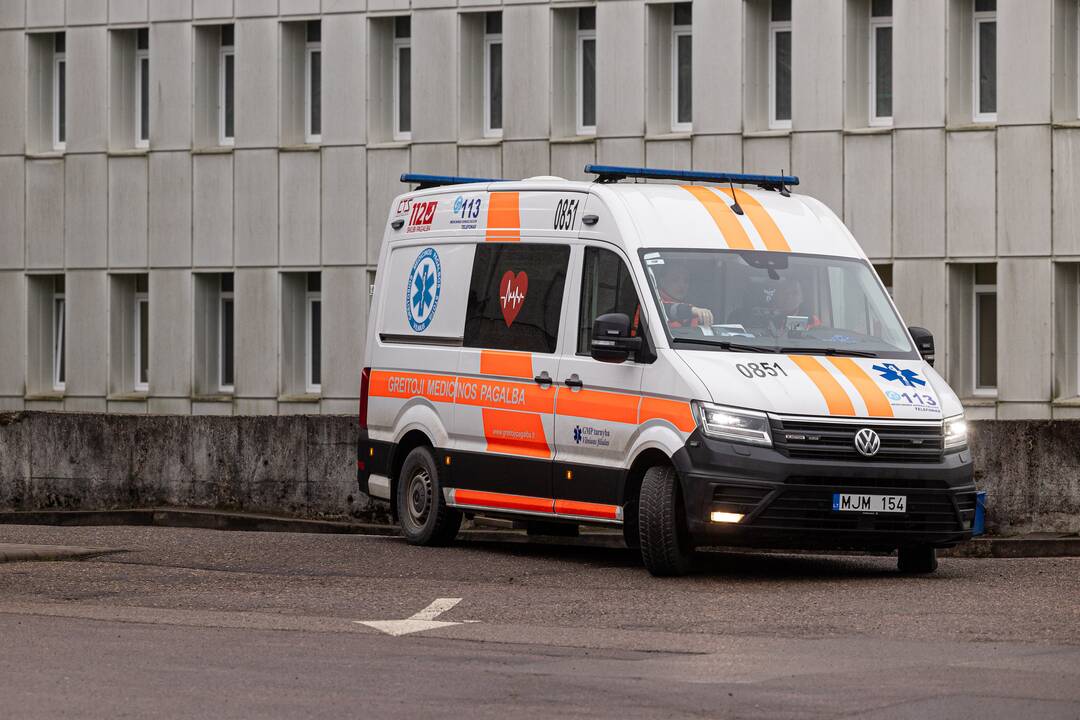 Krovininiu automobiliu vežti vitrininiai langai prispaudė kėbule buvusį žmogų