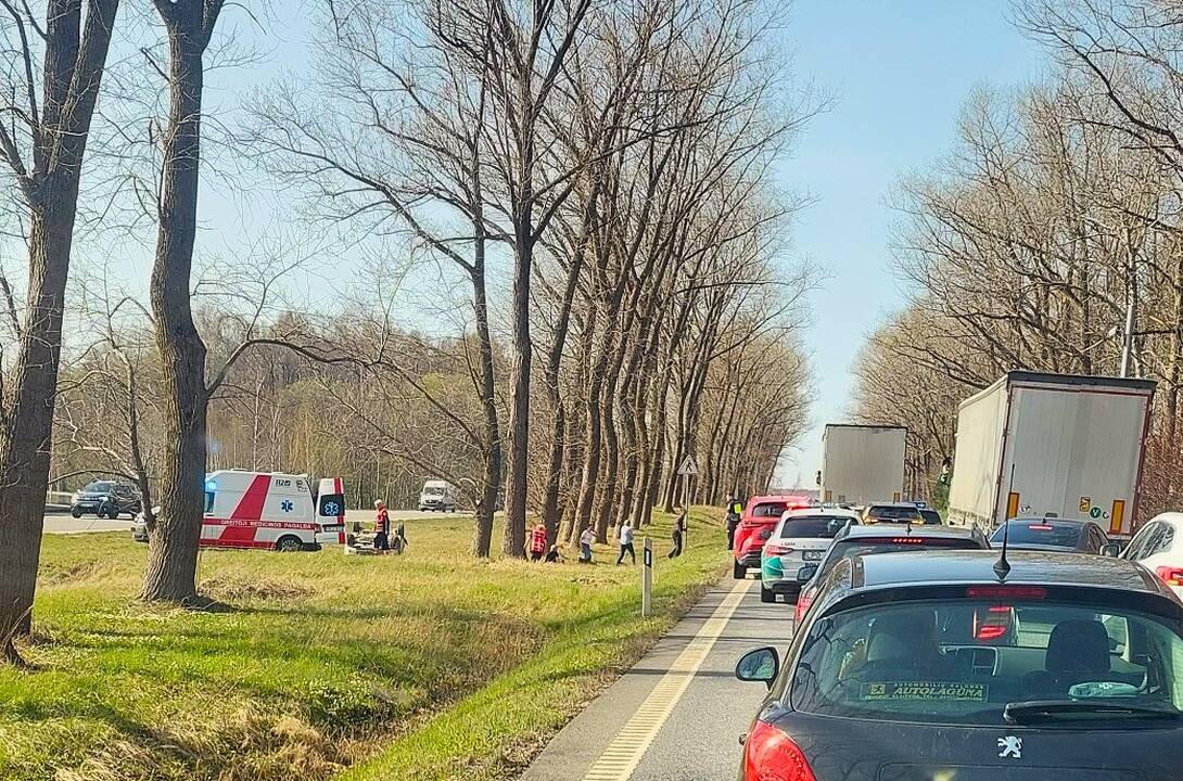 Kelyje Klaipėda–Palanga susidūrė lengvasis ir krovininis automobiliai: pireikė medikų pagalbos