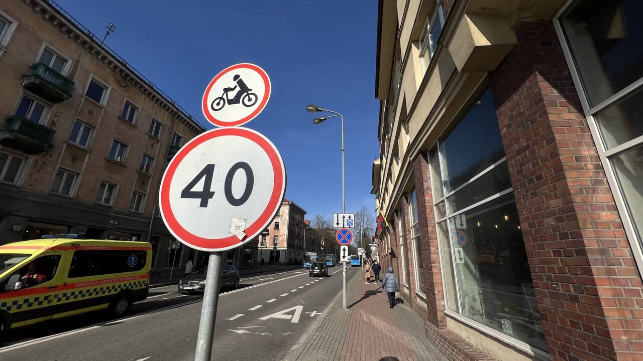 Ribos: jaunuoliams, laigantiems per centrą motoroleriais, teks sukti ratais – naktį Herkaus Manto gatve eismas jiems bus uždraustas.