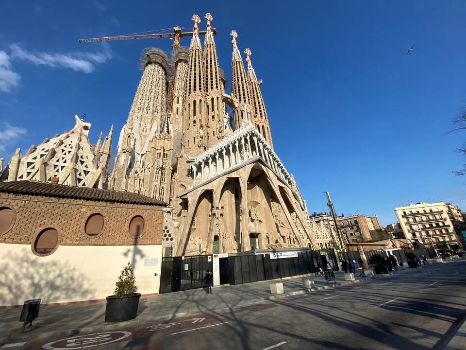 Šventykla: A. Gaudi suprojektavo dar nebaigtą statyti monumentalią baziliką, kurią 2010 m. pašventino tuometis popiežius Benediktas XVI.