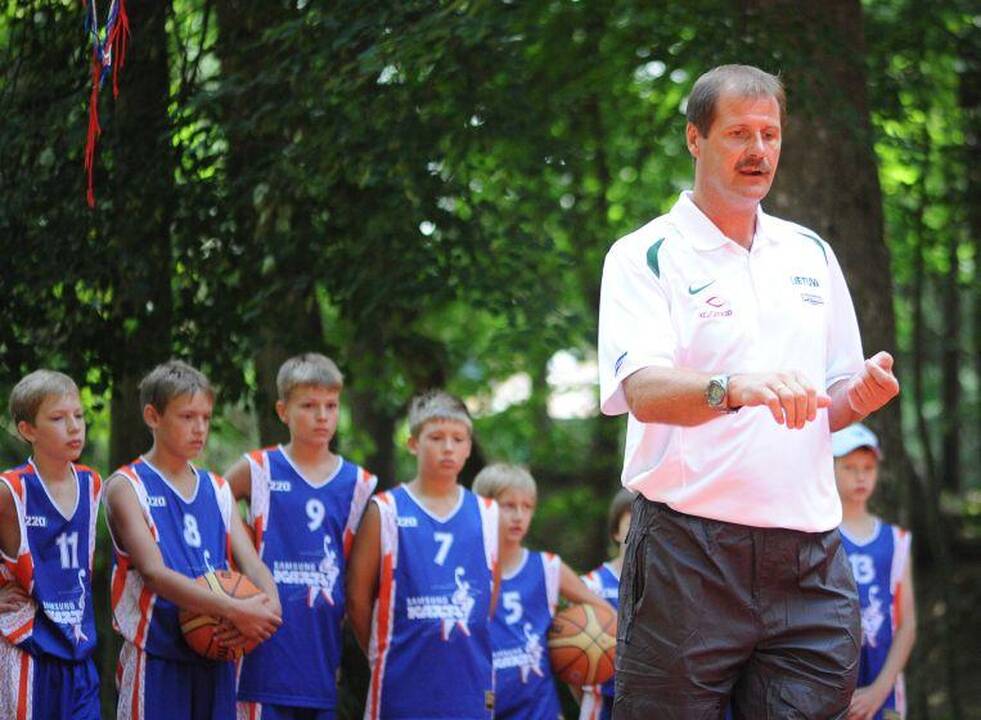 Gintaras Krapikas darbuojasi su jaunimu