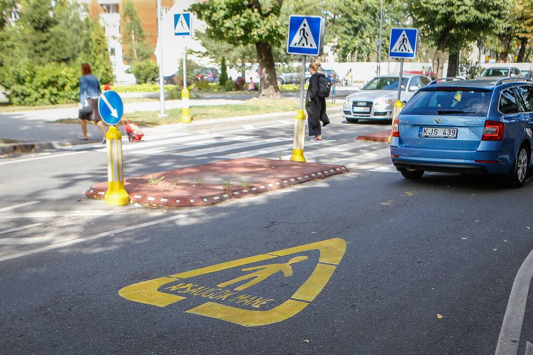 Saugumas: apie pėsčiųjų perėjas iš tolo praneša ryškus įspėjamasis "Apsaugok mane" ženklas.