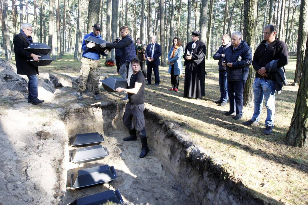 Malda: evangelikų liuteronų kunigas perlaidojimo ceremonijoje meldėsi ir giedojo giesmes.