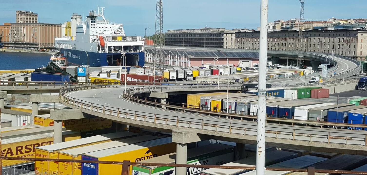 Panašumas: Triestą, kaip ir Klaipėdą, nuo vandens skiria uostas.