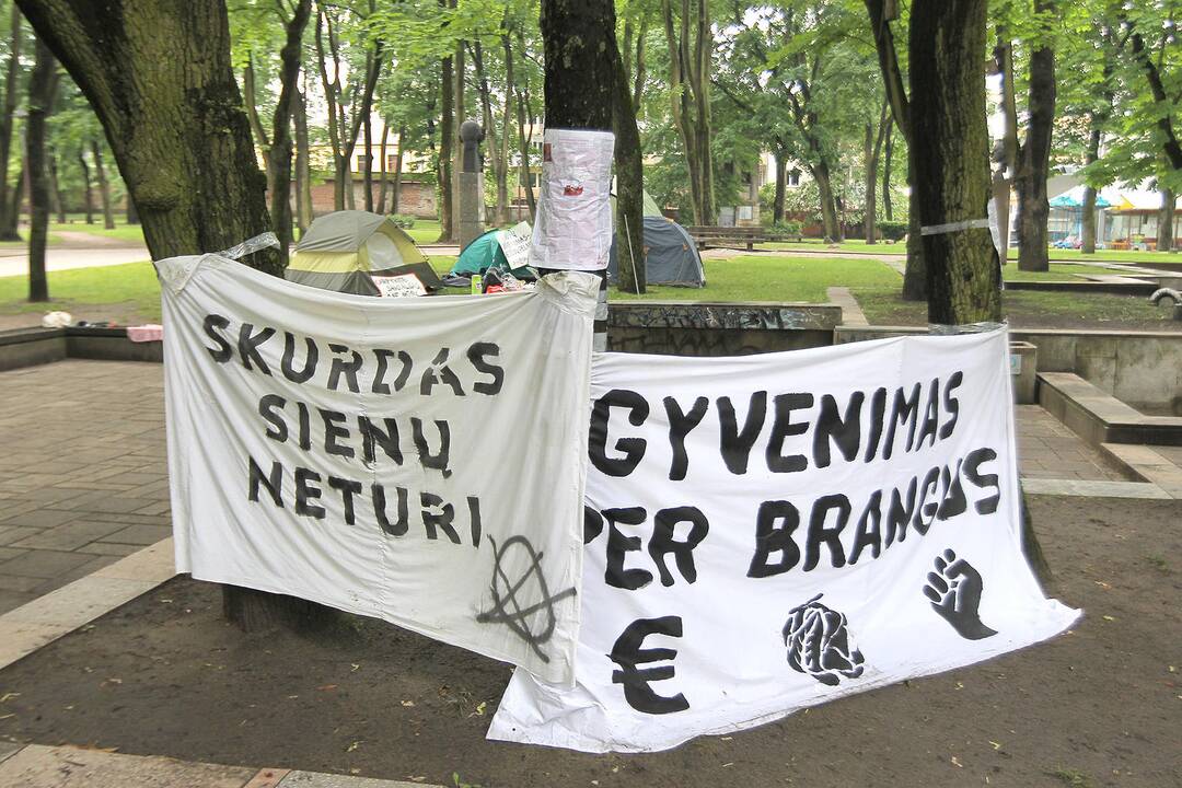 Protestivalio dalyviai okupuoja Miesto sodą