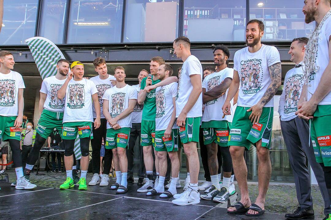 Kauno „Žalgiris“ švenčia su aistruoliais