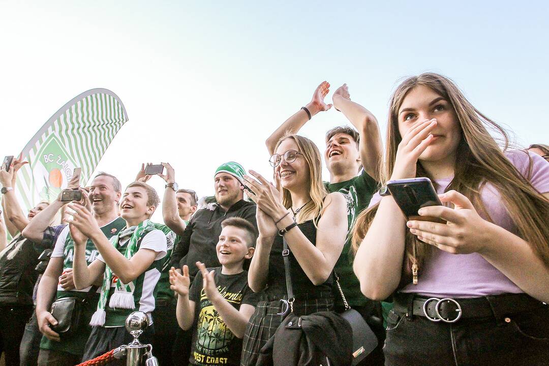 Kauno „Žalgiris“ švenčia su aistruoliais