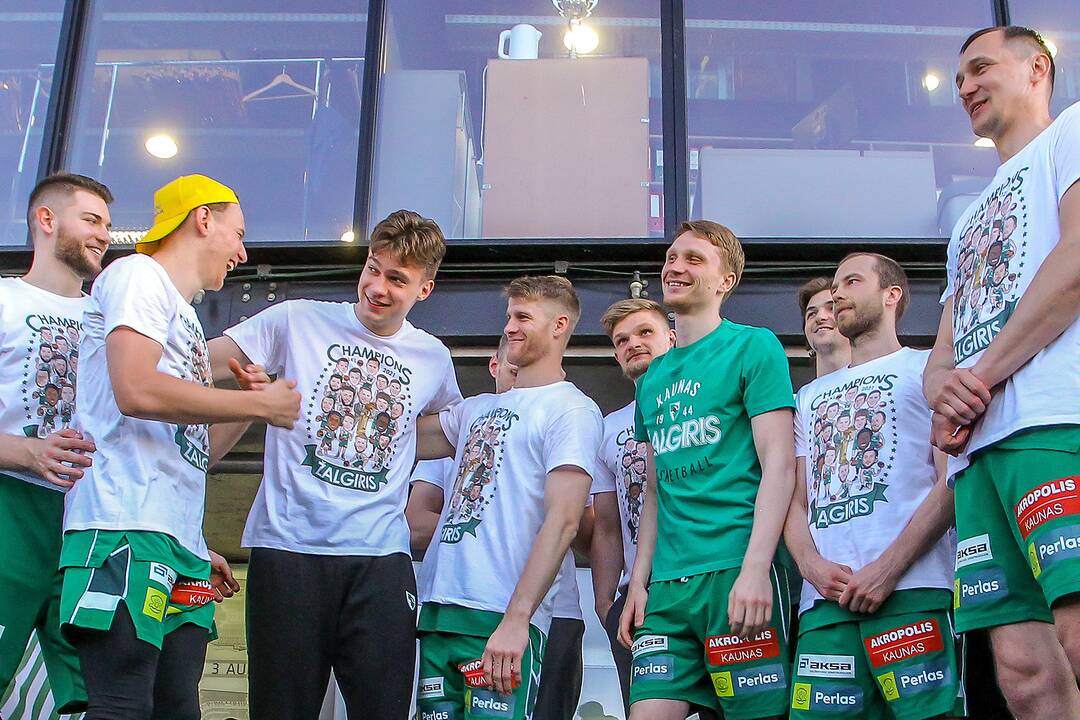 Kauno „Žalgiris“ švenčia su aistruoliais